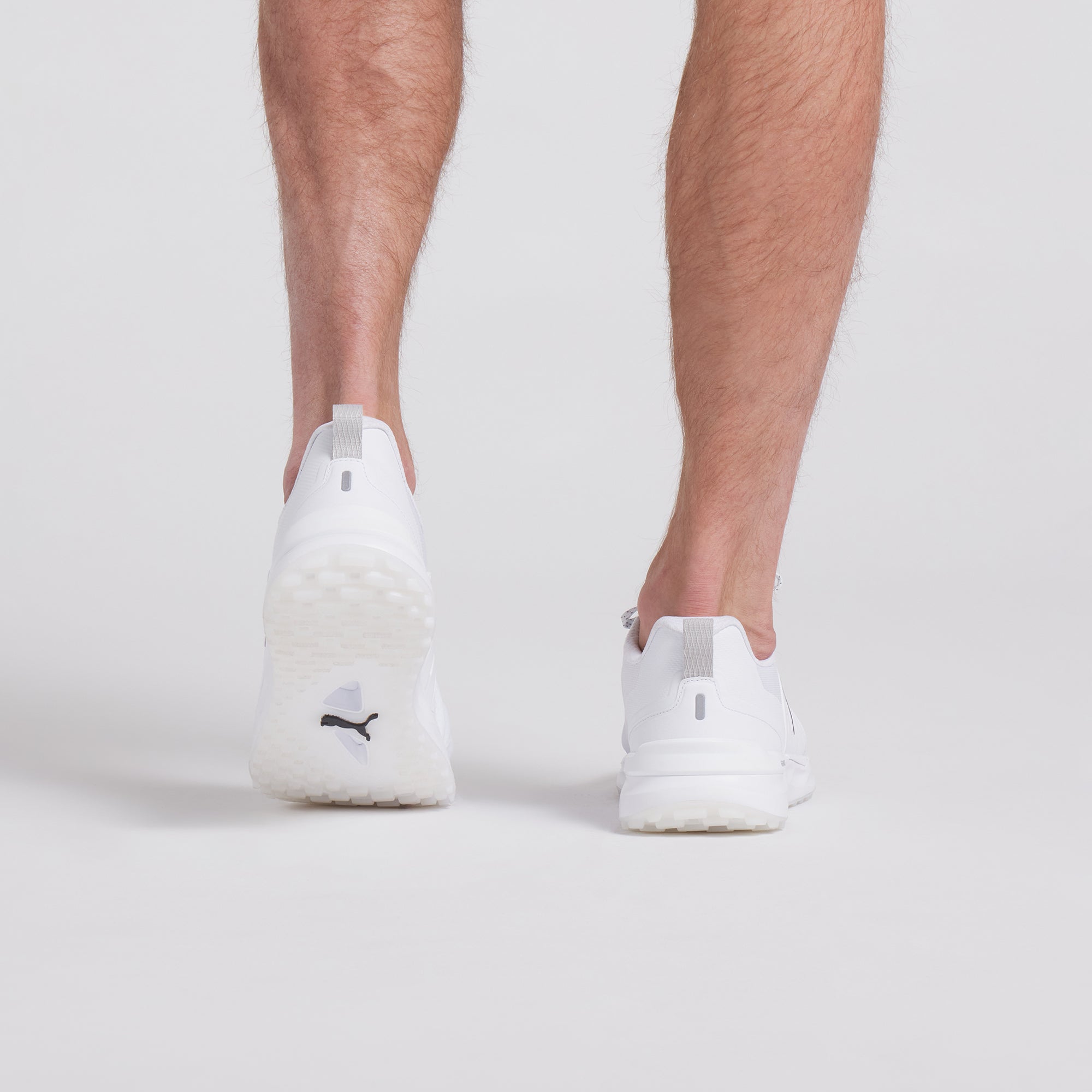Puma Ignite Elevate 2 golfsko herr White/Black, buren på fot i närbild