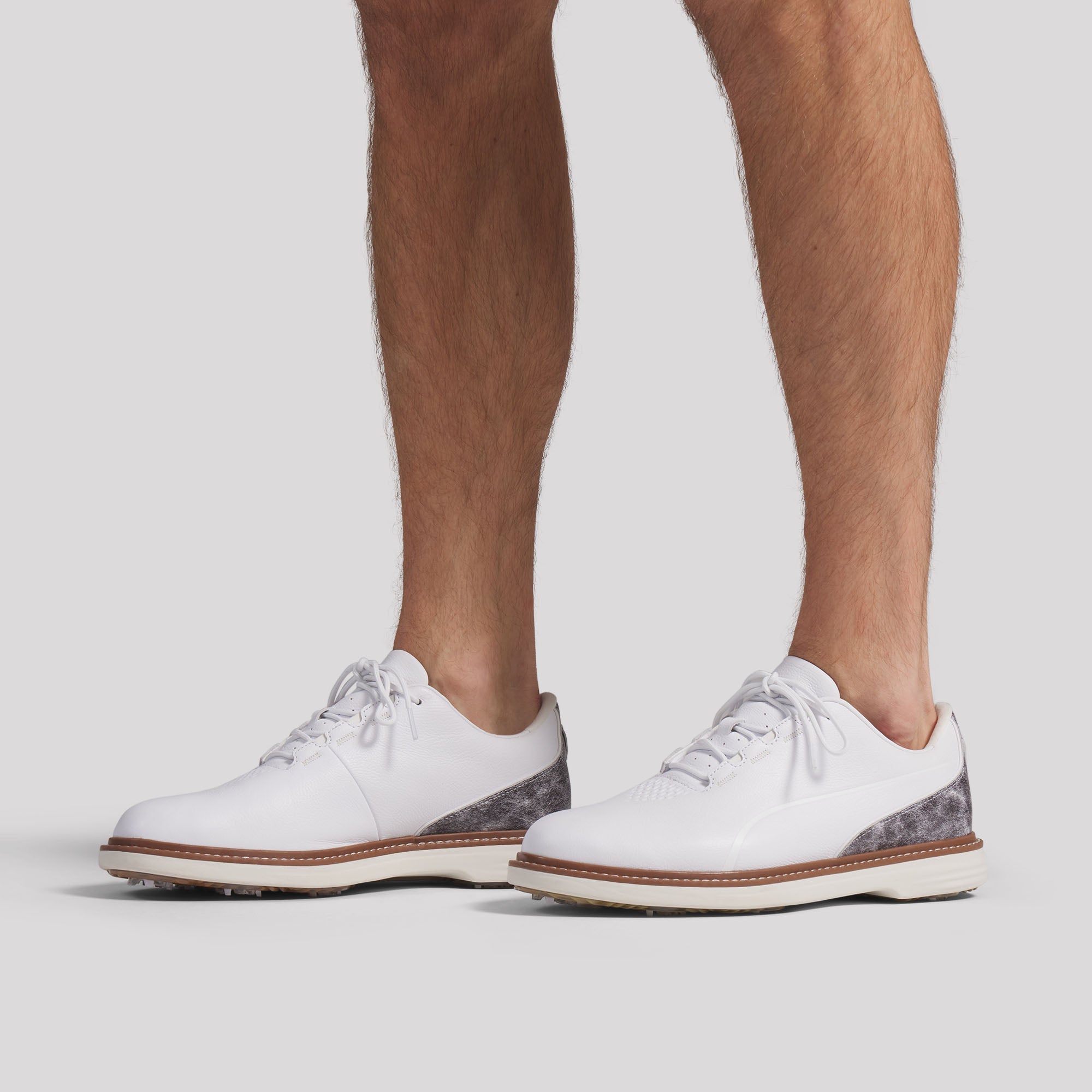 Puma Avant Tour golfsko herr White/Brown Mushroom, buren på fot