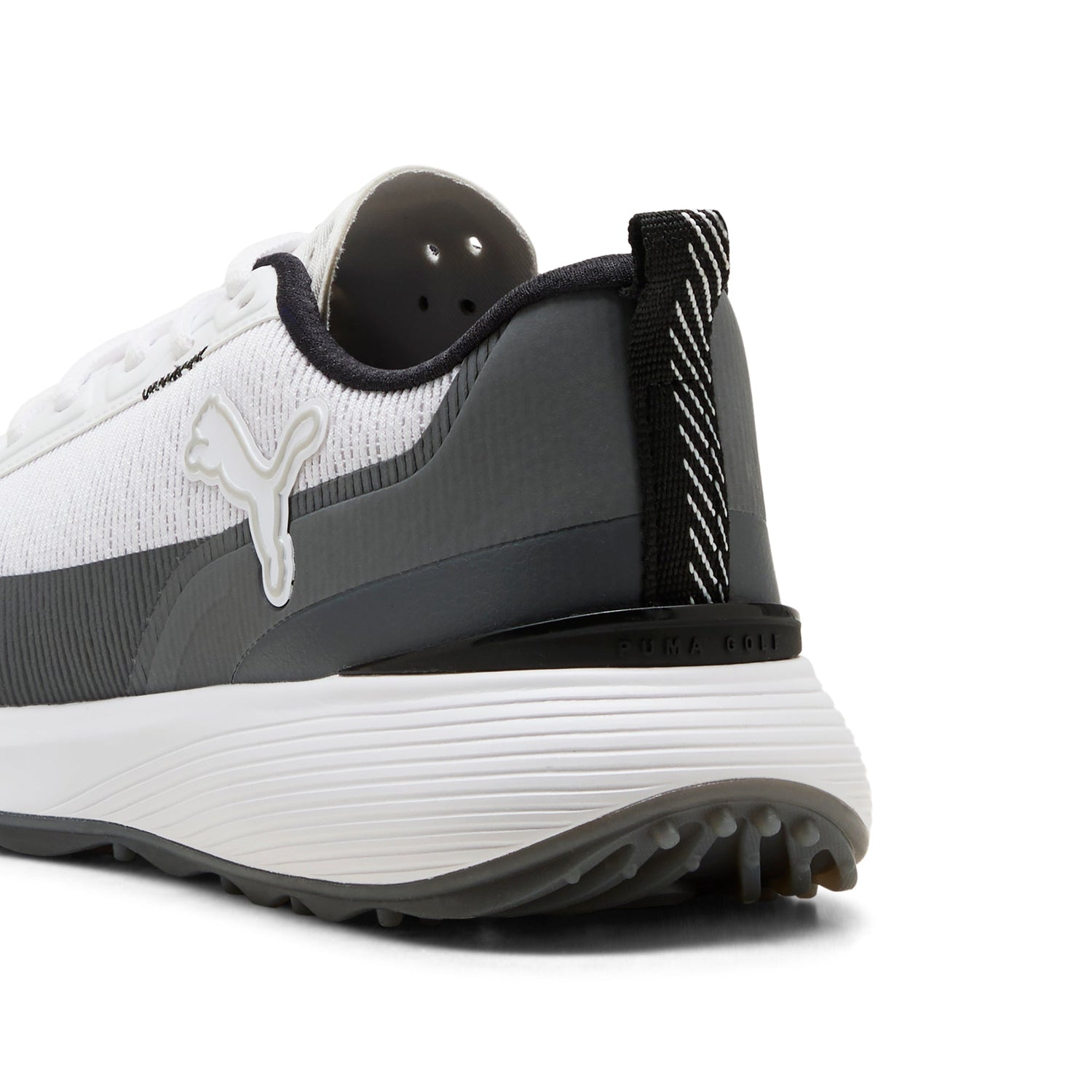 Puma Gruve Sport golfsko herr i Puma White/Ash Gray, sedd bakifrån