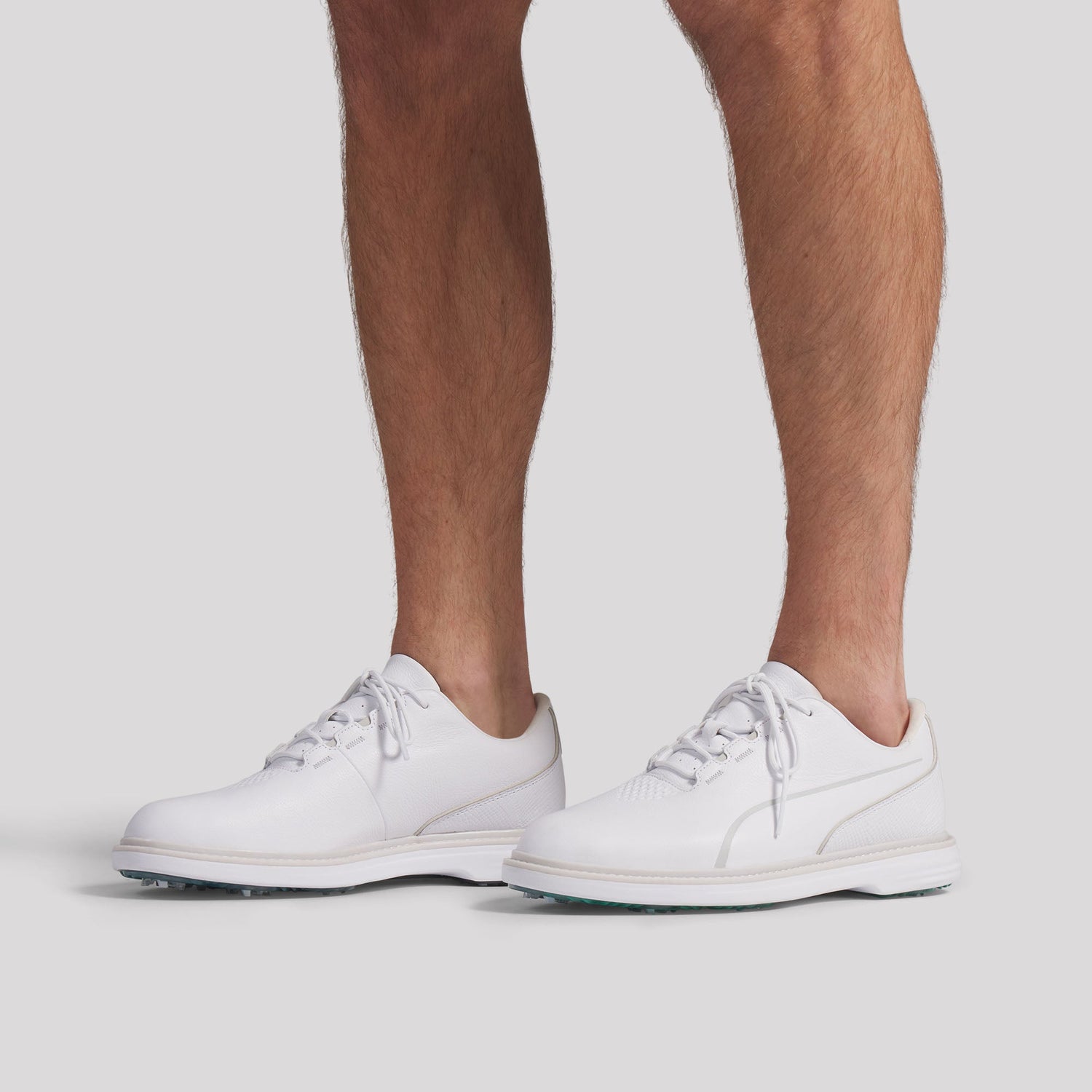 Puma Avant Tour golfsko herr White/Feather Gray, buren på fot