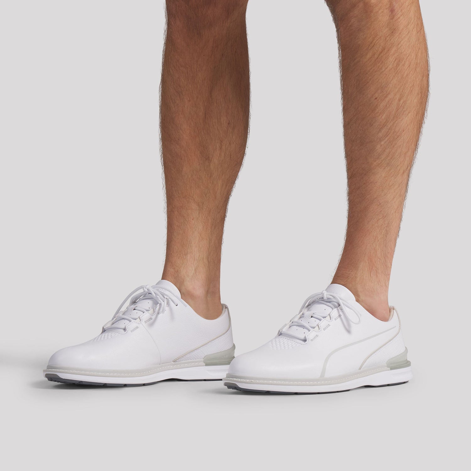 Puma Avant 2.0 golfsko herr White/Ash Gray/Slate Sky, buren på fot