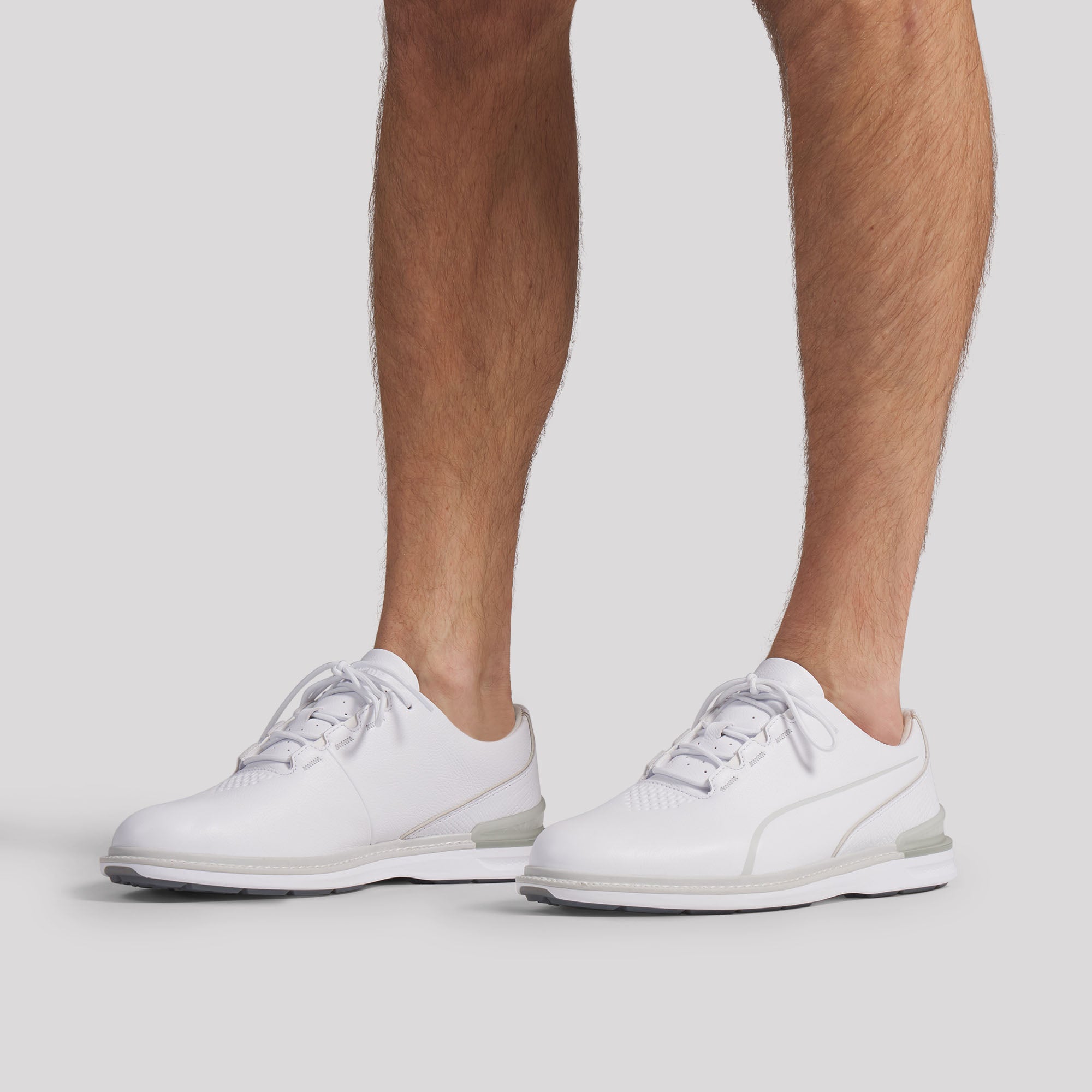 Puma Avant 2.0 golfsko herr White/Ash Gray/Slate Sky, buren på fot